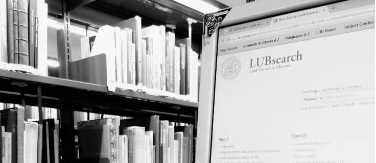 Dator med LUBsearch öppet och bokhylla i bakgrunden